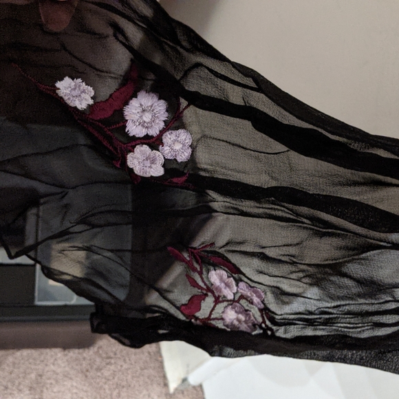 Two thin ruffled scarves - Picture 5 of 5